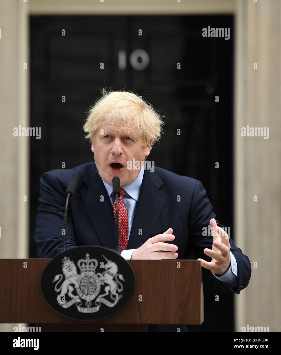 Il primo Ministro Boris Johnson parla a Downing Street, Londra, mentre riprende a lavorare dal suo ufficio dopo aver trascorso due settimane a recuperare da Covid-19. Foto Stock
