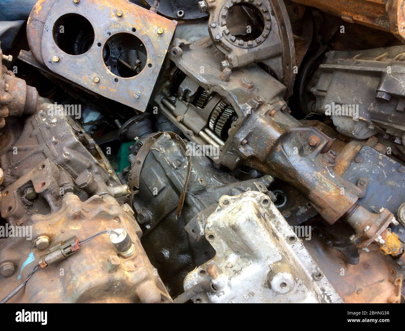 Vista dall'alto dei vecchi componenti del motore. Foto Stock