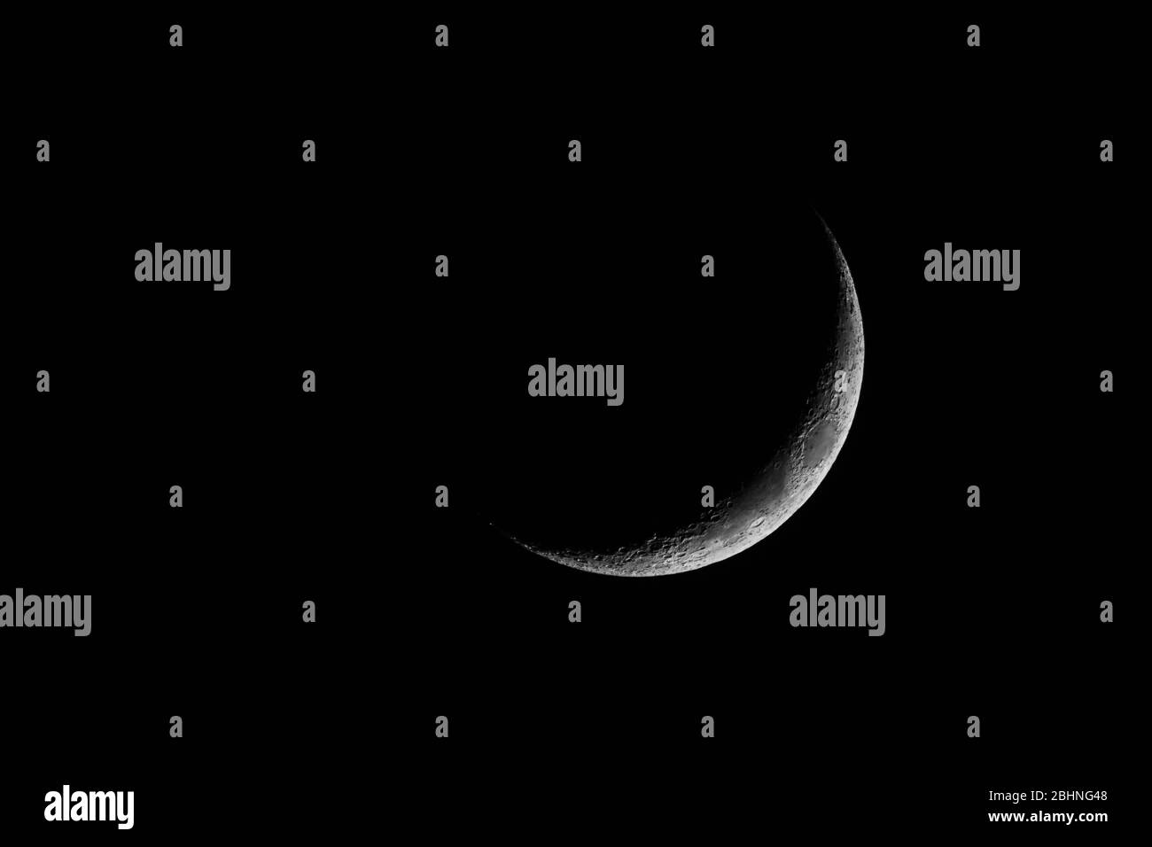 nuova luna che si alza sul cielo scuro di notte Foto Stock
