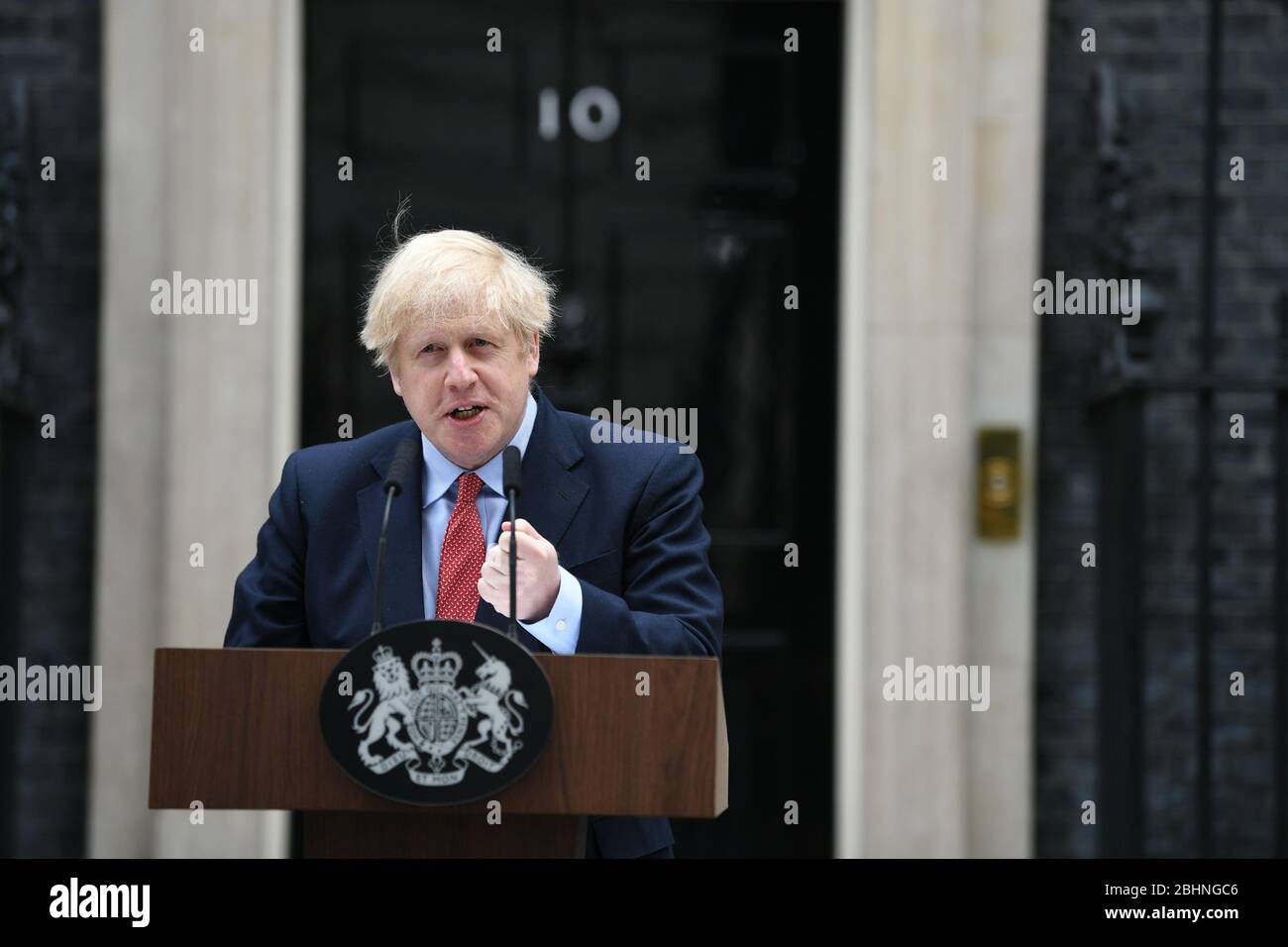 Il primo Ministro Boris John fa una dichiarazione fuori 10 Downing Street, Londra, mentre riprende a lavorare dopo aver trascorso due settimane a recuperare da Covid-19. Foto Stock