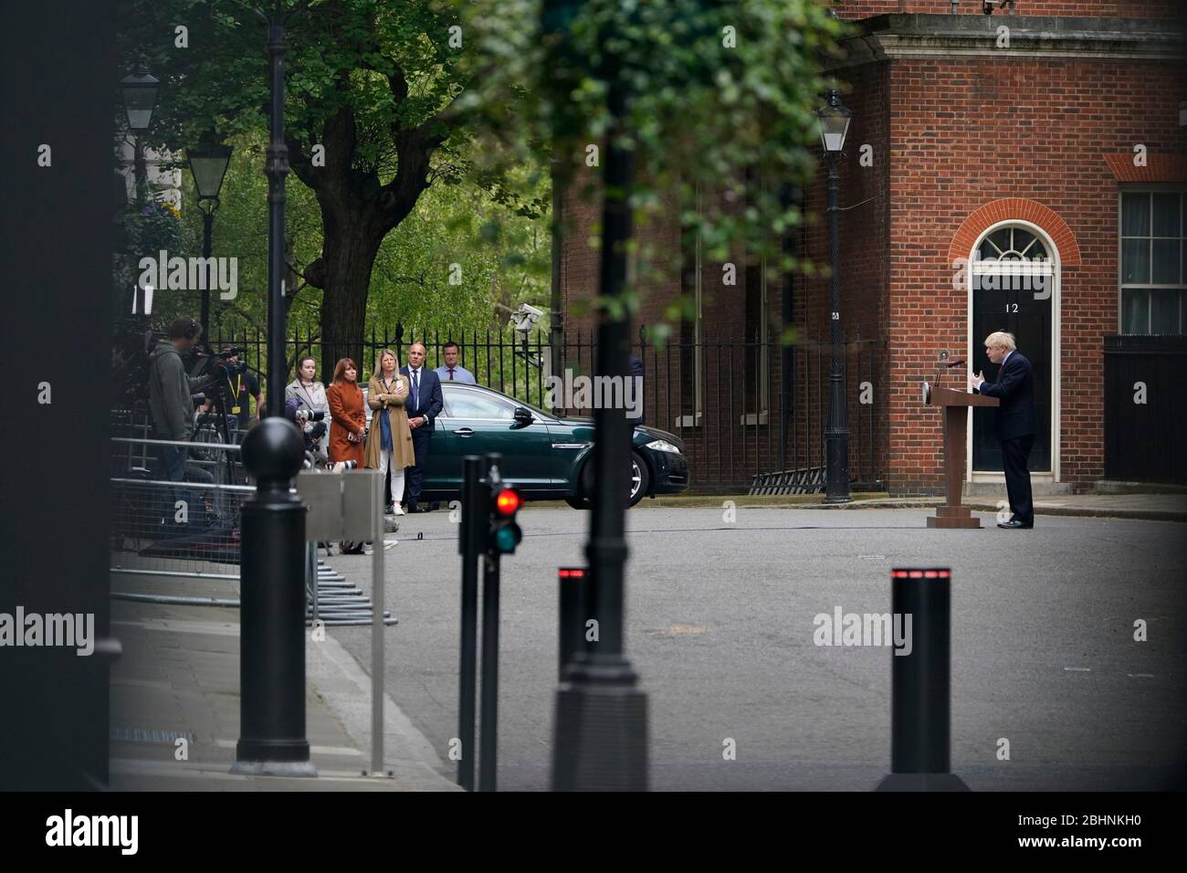 Il primo Ministro Boris Johnson parla a Downing Street, Londra, mentre riprende a lavorare dal suo ufficio dopo aver trascorso due settimane a recuperare da Covid-19. Foto Stock