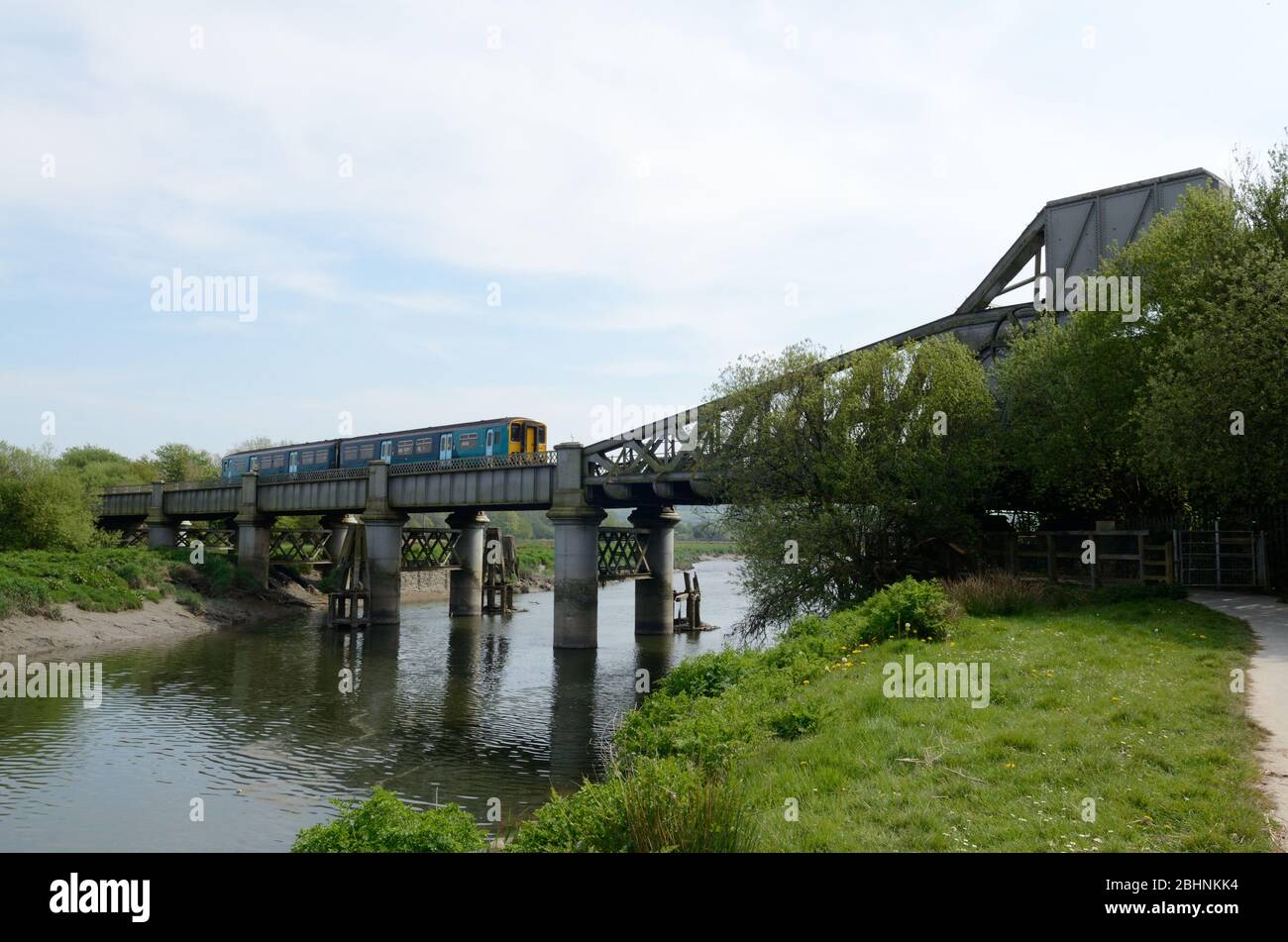 Treno sul ponte di Bascule Ponte Bianco ponte ferroviario che attraversa il River Towy grado 2 classificato Carmarthen Galles UK Foto Stock
