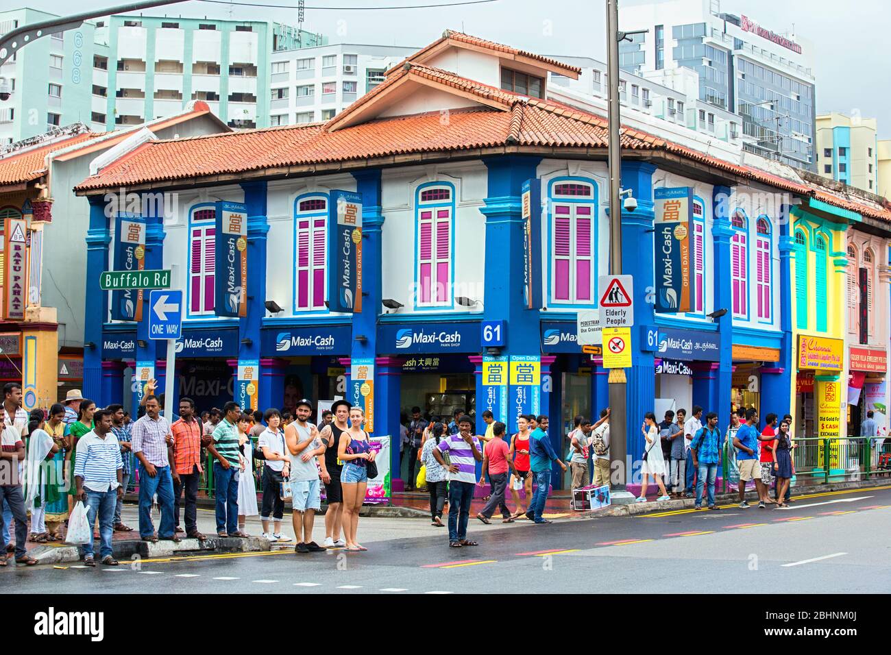 lavoratori migranti in little india street singapore, singapore, little india singapore, colorata little india, migranti indiani singapore, dipinti murali Foto Stock