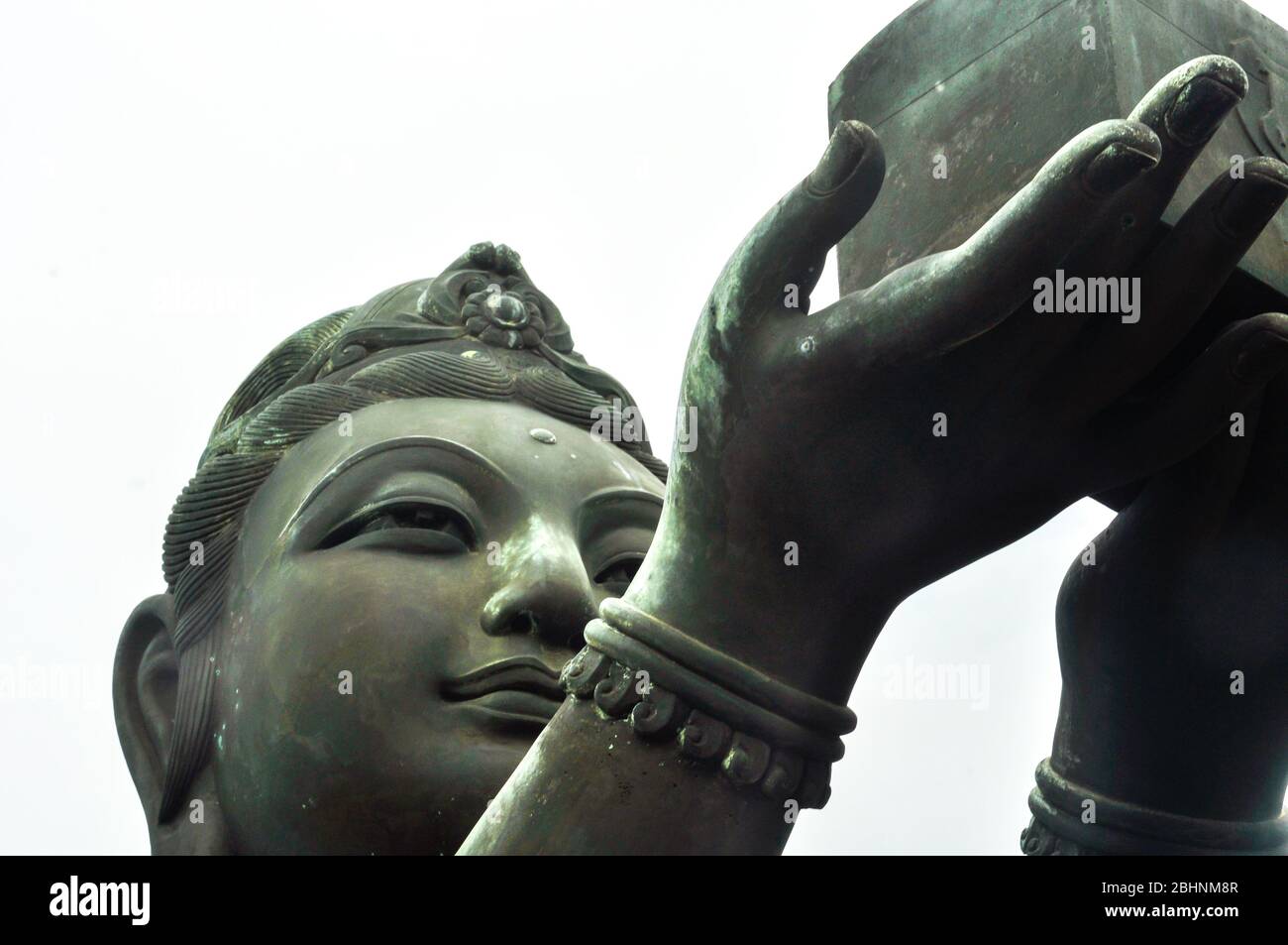 L offerta dei sei Deva a Tian Tan Buddha, Isola di Lantau, Hong Kong Foto Stock