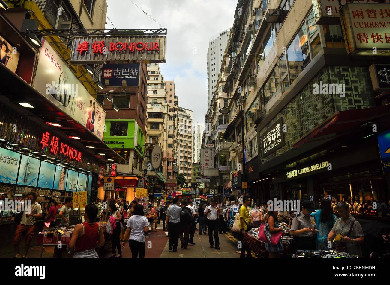 Giugno, 7 / 2013 - Hong Kong: La vita vibrante della città con persone incidentali che hanno shopping а nel quartiere di Mongkok. Foto Stock