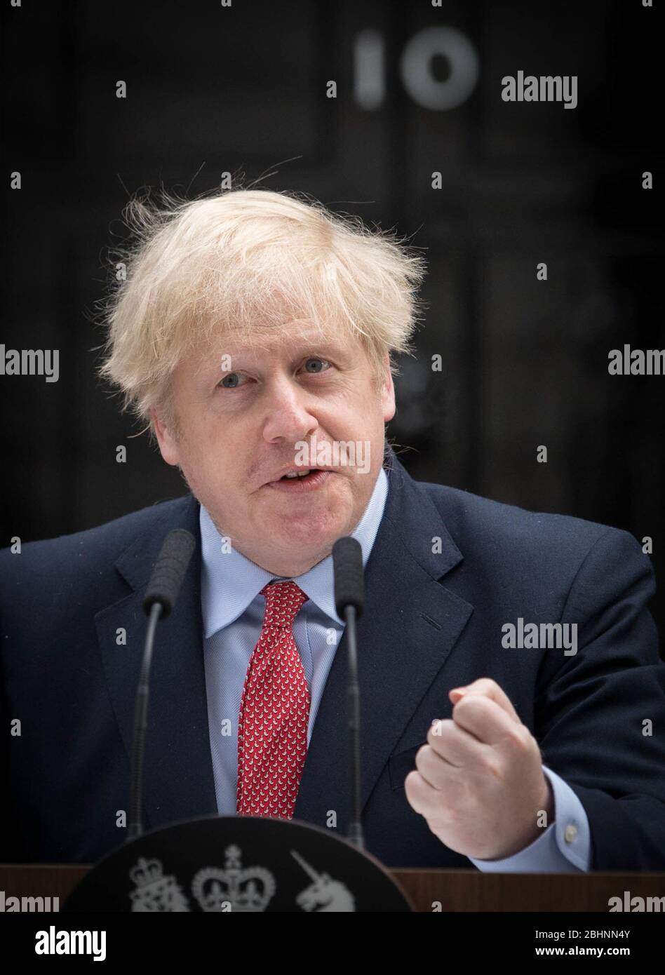 Il primo ministro Boris Johnson fa una dichiarazione fuori 10 Downing Street, Londra, mentre riprende a lavorare dopo aver trascorso due settimane di recupero da Covid-19. Foto PA. Data foto: Lunedì 27 aprile 2020. Il primo Ministro riprende le funzioni a tempo pieno presso il capo del governo tre settimane dopo essere stato ricoverato in ospedale con la malattia. Vedi la storia PA SALUTE Coronavirus. Il credito per le foto dovrebbe essere: Stefan Rousseau/PA Wire Foto Stock