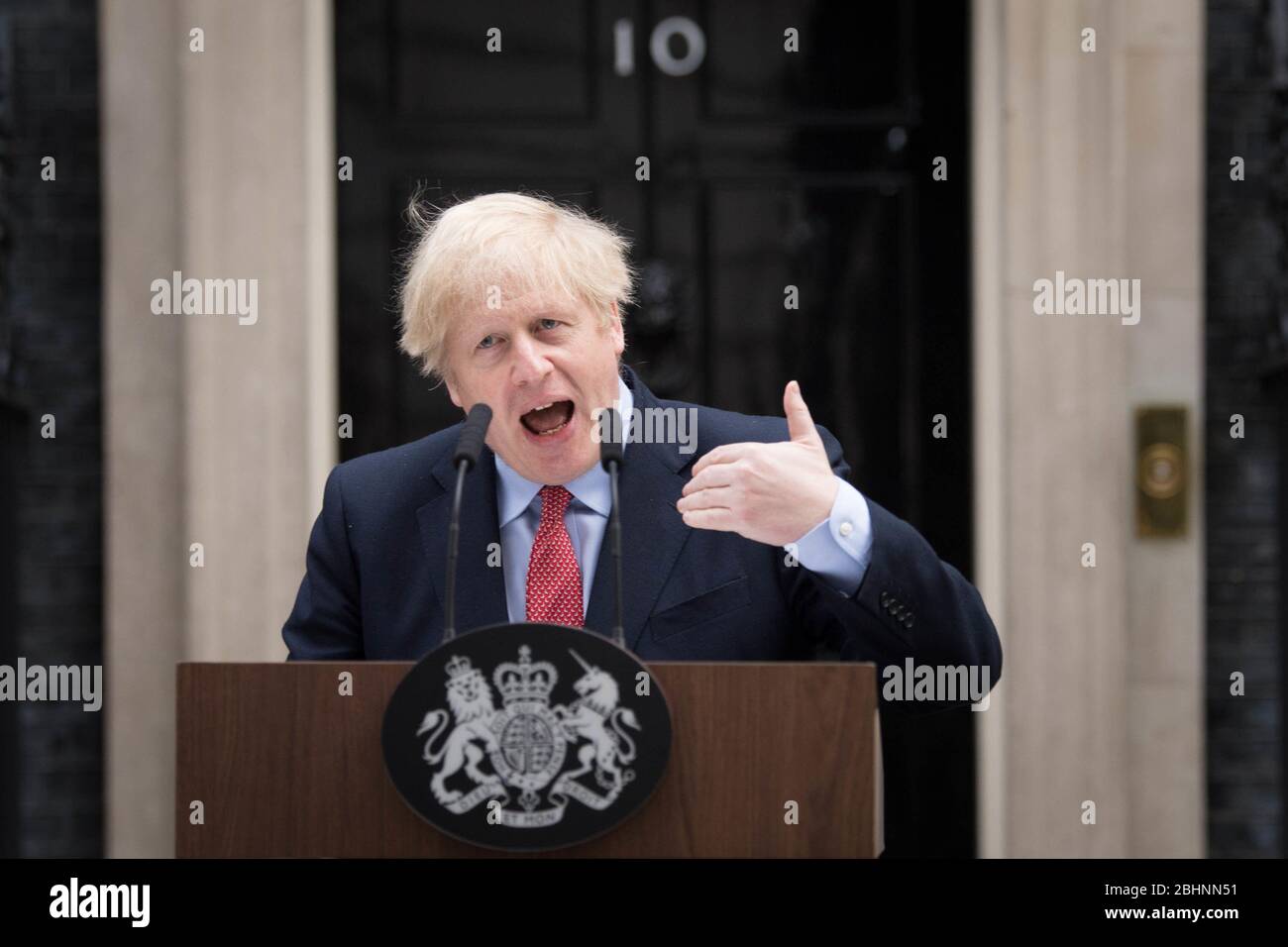 Il primo ministro Boris Johnson fa una dichiarazione fuori 10 Downing Street, Londra, mentre riprende a lavorare dopo aver trascorso due settimane di recupero da Covid-19. Foto PA. Data foto: Lunedì 27 aprile 2020. Il primo Ministro riprende le funzioni a tempo pieno presso il capo del governo tre settimane dopo essere stato ricoverato in ospedale con la malattia. Vedi la storia PA SALUTE Coronavirus. Il credito per le foto dovrebbe essere: Stefan Rousseau/PA Wire Foto Stock