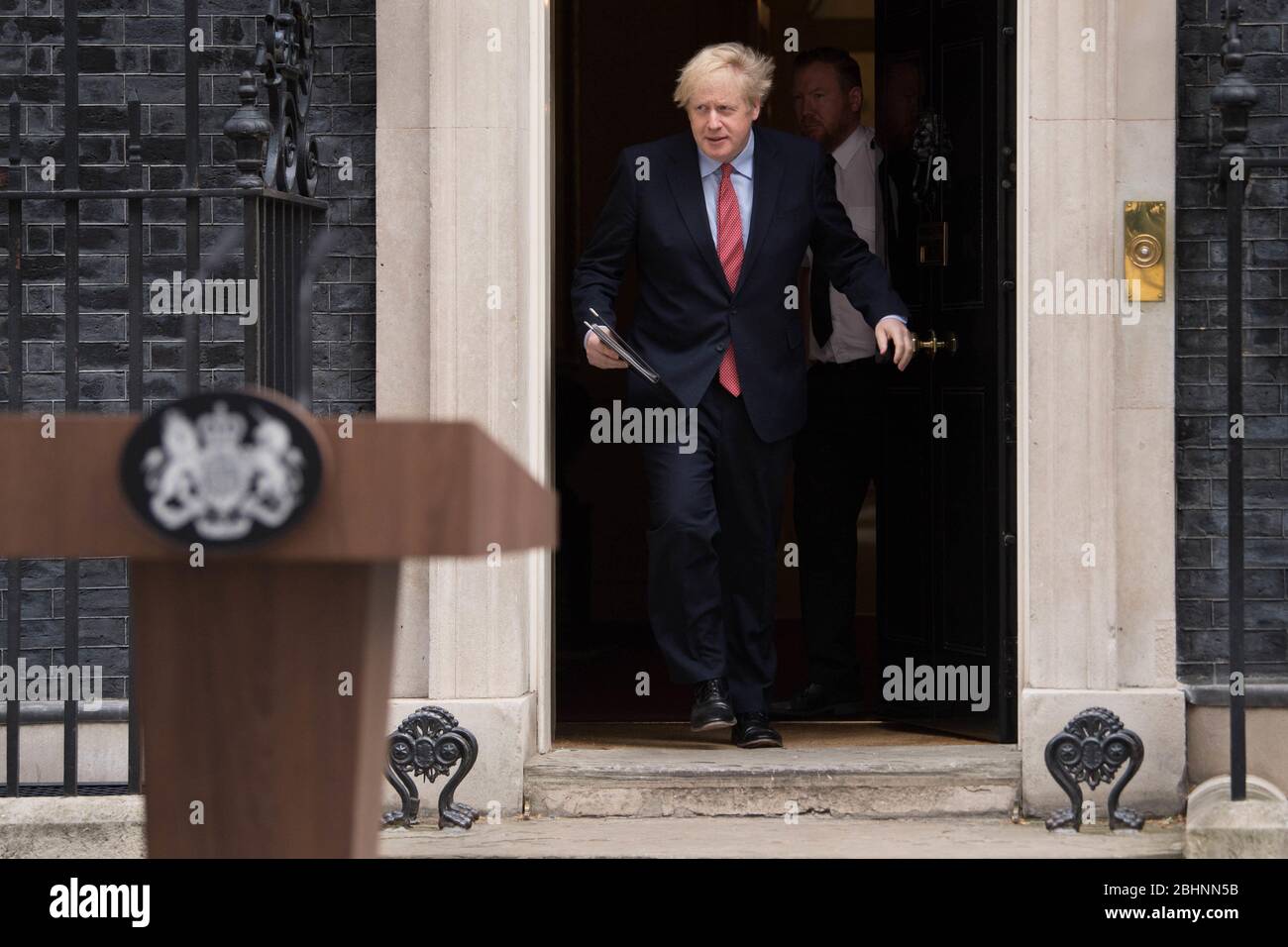 Il primo ministro Boris Johnson fa una dichiarazione fuori 10 Downing Street, Londra, mentre riprende a lavorare dopo aver trascorso due settimane di recupero da Covid-19. Foto PA. Data foto: Lunedì 27 aprile 2020. Il primo Ministro riprende le funzioni a tempo pieno presso il capo del governo tre settimane dopo essere stato ricoverato in ospedale con la malattia. Vedi la storia PA SALUTE Coronavirus. Il credito per le foto dovrebbe essere: Stefan Rousseau/PA Wire Foto Stock