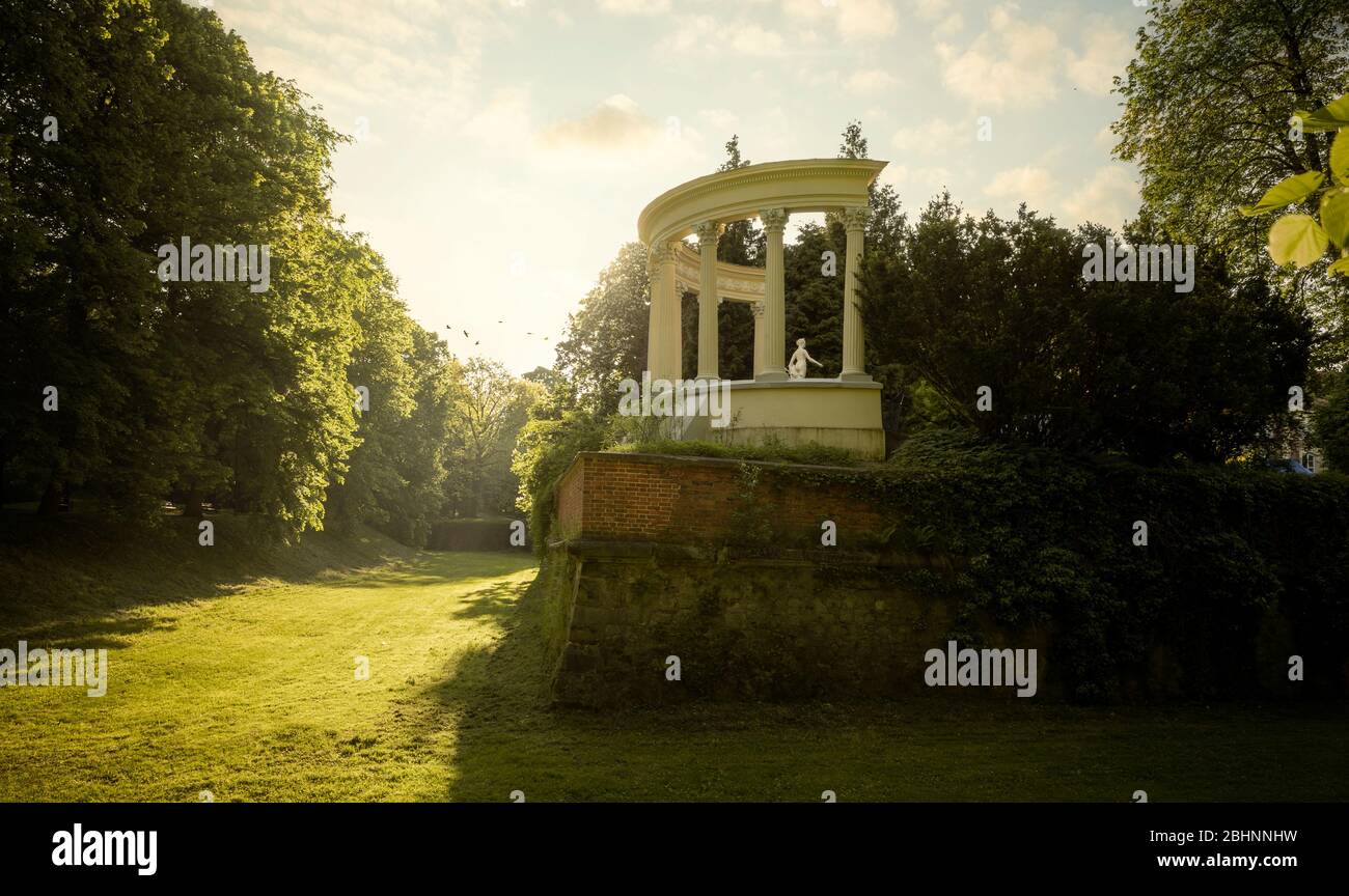 Parco pubblico intorno al castello in città di Lantut, Polonia Foto Stock