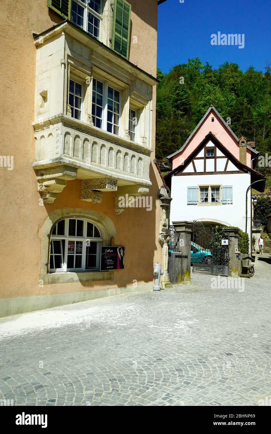 Edifici colorati in affascinante cittadina di Saint Ursanne con carattere medievale, Canton Giura, Svizzera Foto Stock