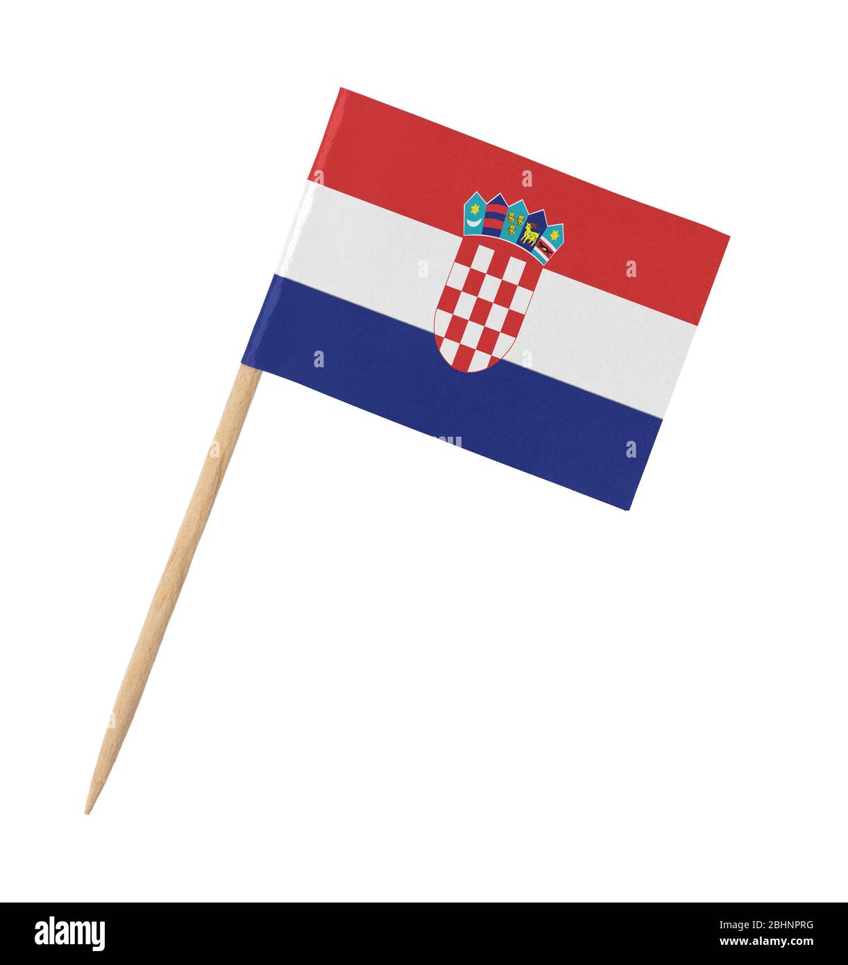 Piccolo carta bandiera croata su bastone di legno, isolato su bianco Foto Stock