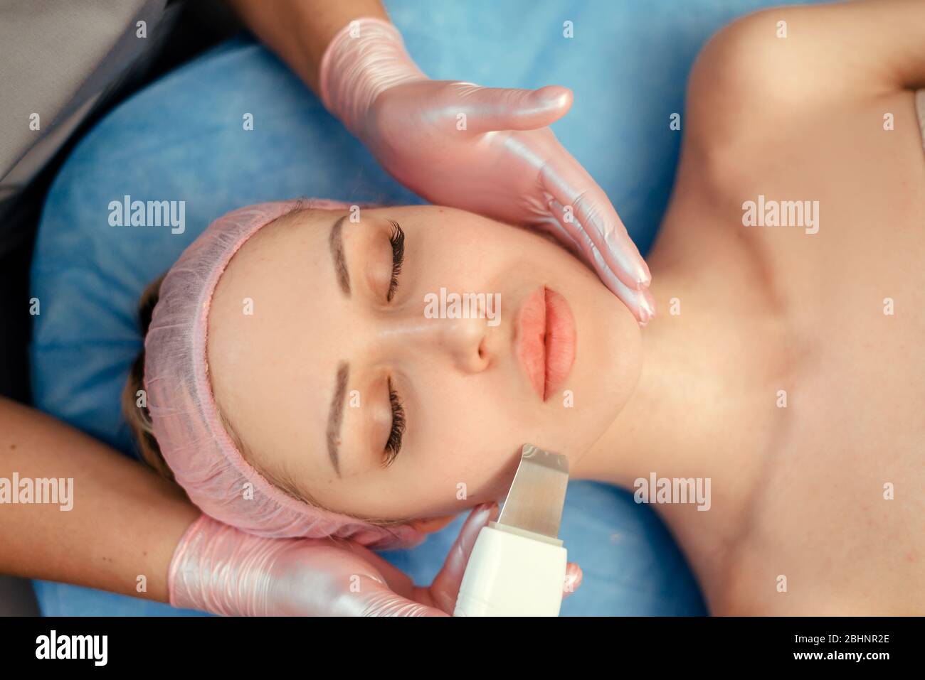 Giovane donna che visita cosmetologistUltrasonic procedura di pulizia della pelle. Trattamento Di Bellezza. Cosmetologia. Beauty Spa Salon. Foto Stock