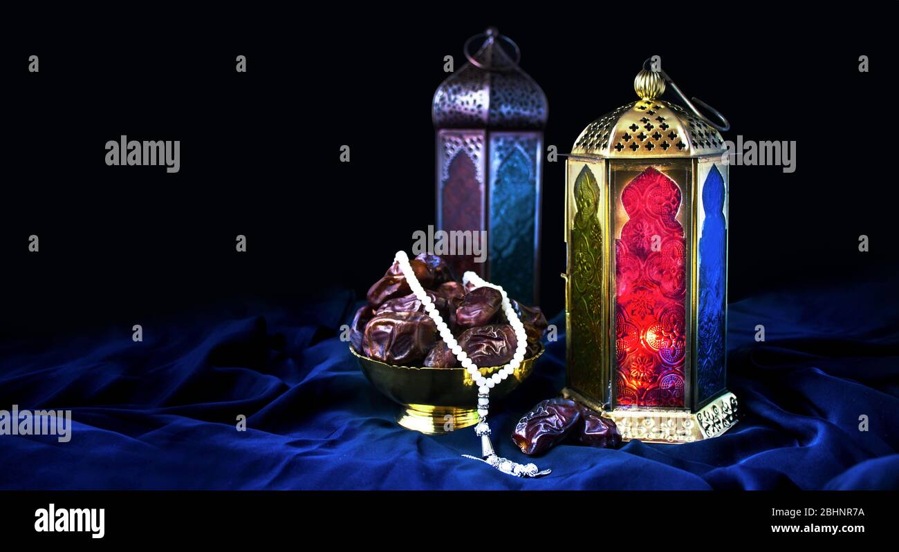 Ramadan Kareem sfondo, nuovo colorato ramadan mubarak isolato con sfondo nero arabico lampada luce con datteri e tasbeeh Foto Stock
