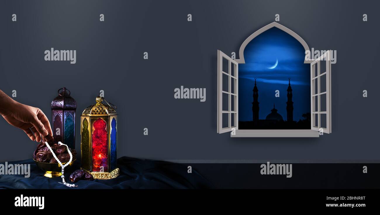 Ramadan sfondo 2020 foto islamiche speciali, nuovo colorato Ramadan Mubarak isolato con sfondo nero lampada a luce araba con datteri e Tasbeeh Foto Stock