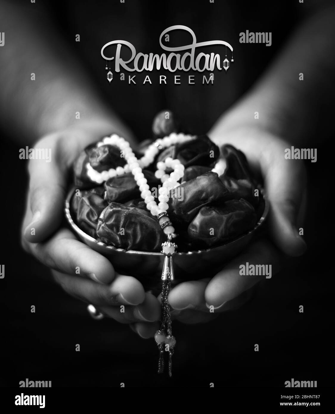 Ramadan concetto sfondo bianco e nero che tiene date nelle sue mani con tasbeeh ramadan mubarak, digiuno e iftar frutti di fondo Foto Stock