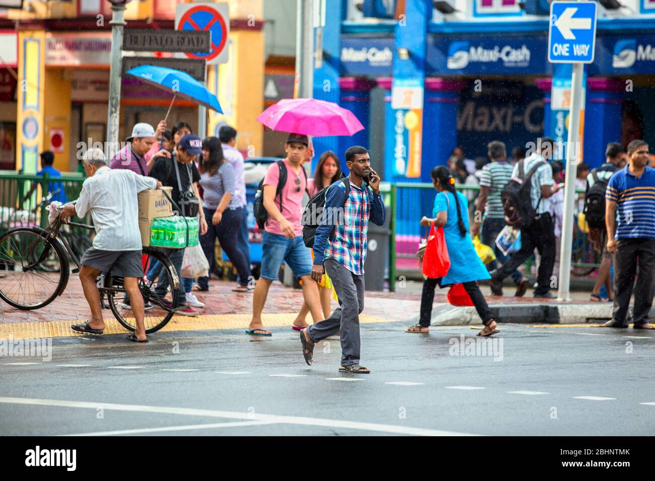 lavoratori migranti in little india street singapore, singapore, little india singapore, colorata little india, migranti indiani singapore, dipinti murali Foto Stock