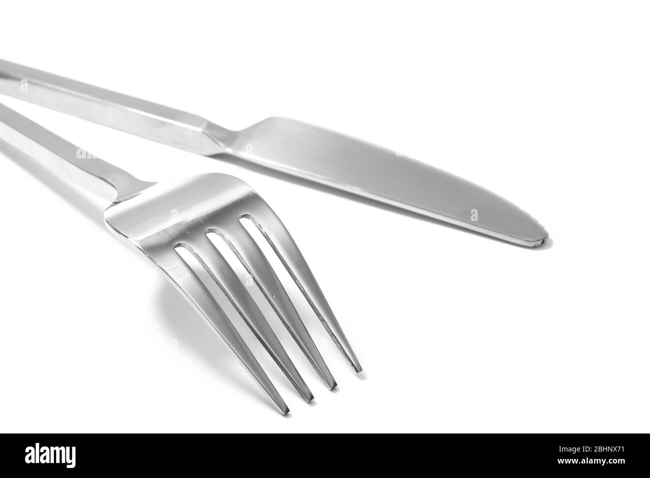 Forchetta e coltello su un tovagliolo sul tavolo Foto Stock