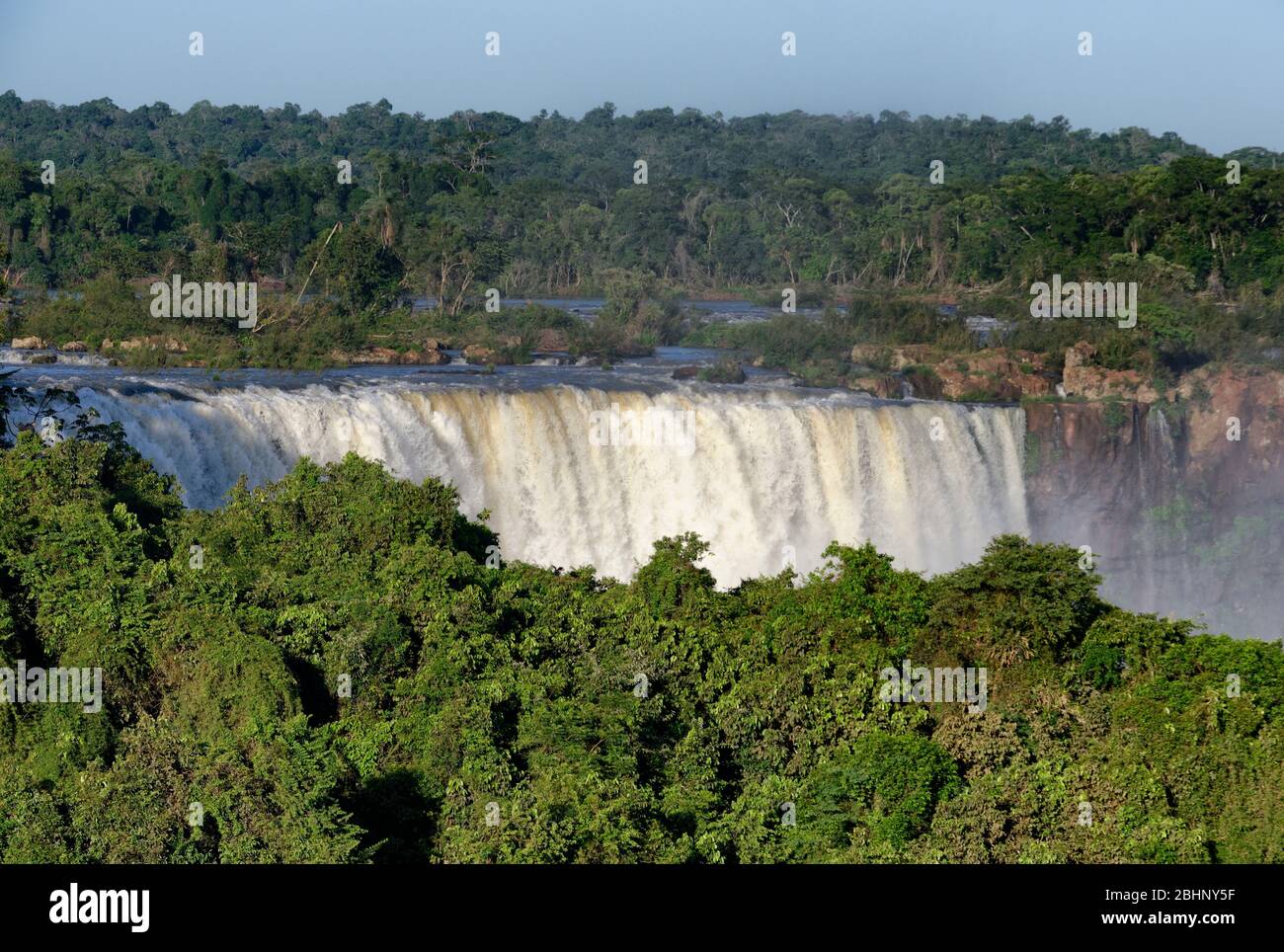 Acqua che si riversa sulle cascate di Iguacu Falls, Brasile, Sud America Foto Stock
