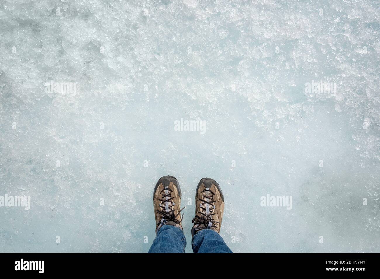 Piedi su sfondo di ghiaccio, camminando sul ghiacciaio Athabasca in Columbia Icefield, il Parco Nazionale di Jasper, le Montagne Rocciose, Alberta, Canada Foto Stock