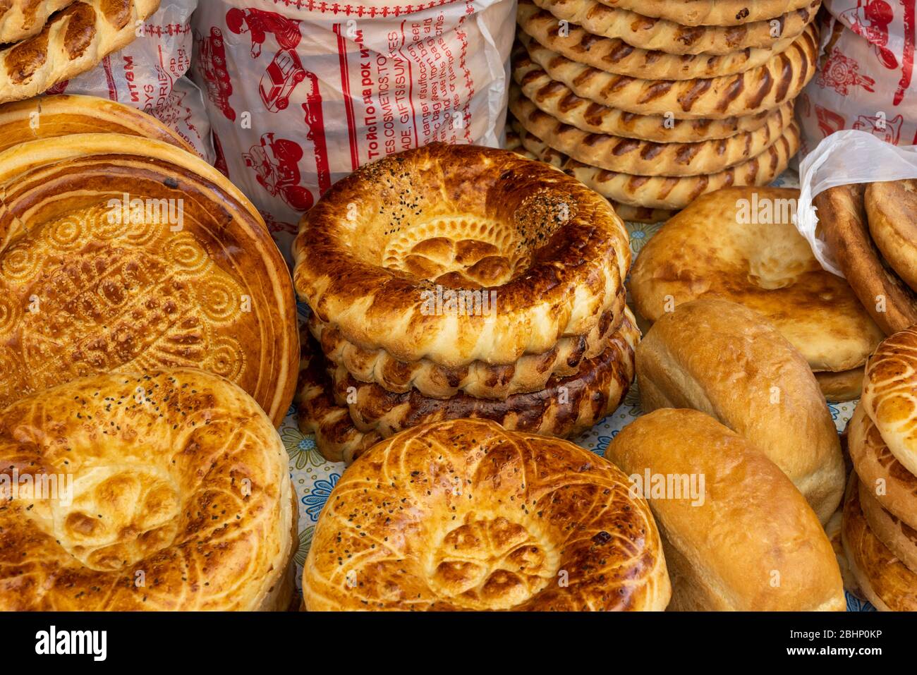 Gulcha, Kirghizistan - 28 giugno 2019: Pane rotondo grande sul mercato a Gulcha. Foto Stock