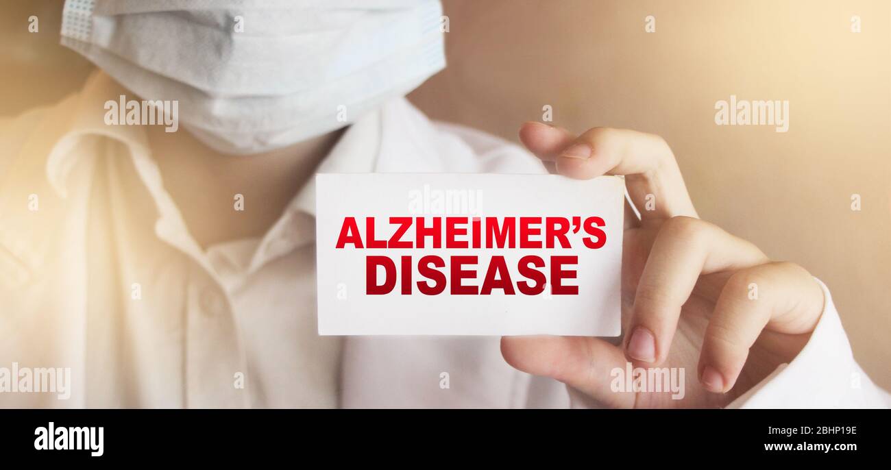 Medico in possesso di una carta con diagnosi di malattia di Alzheimer. Concetto di assistenza sanitaria anziana senior Foto Stock