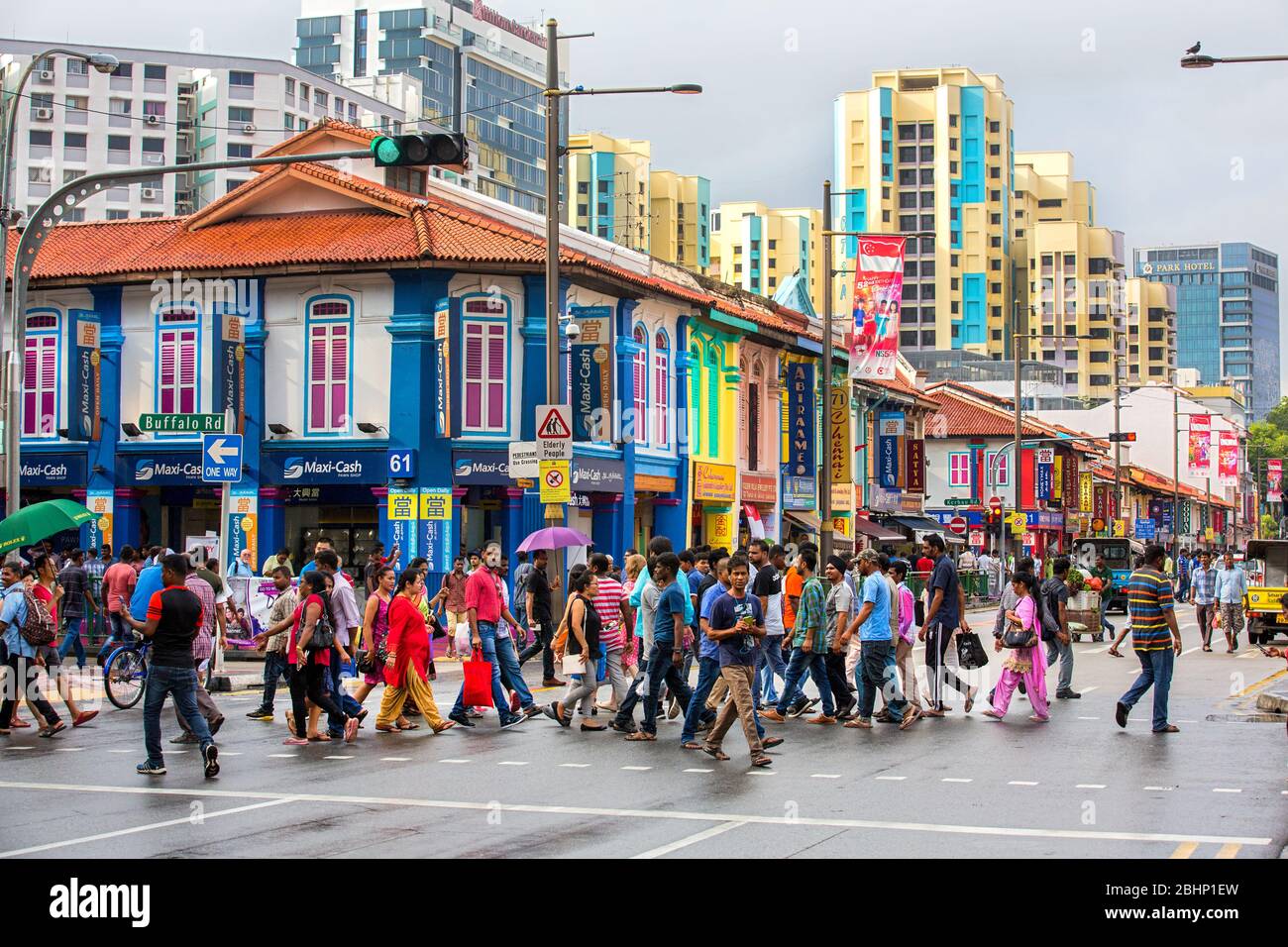 lavoratori migranti in little india street singapore, singapore, little india singapore, colorata little india, migranti indiani singapore, dipinti murali Foto Stock