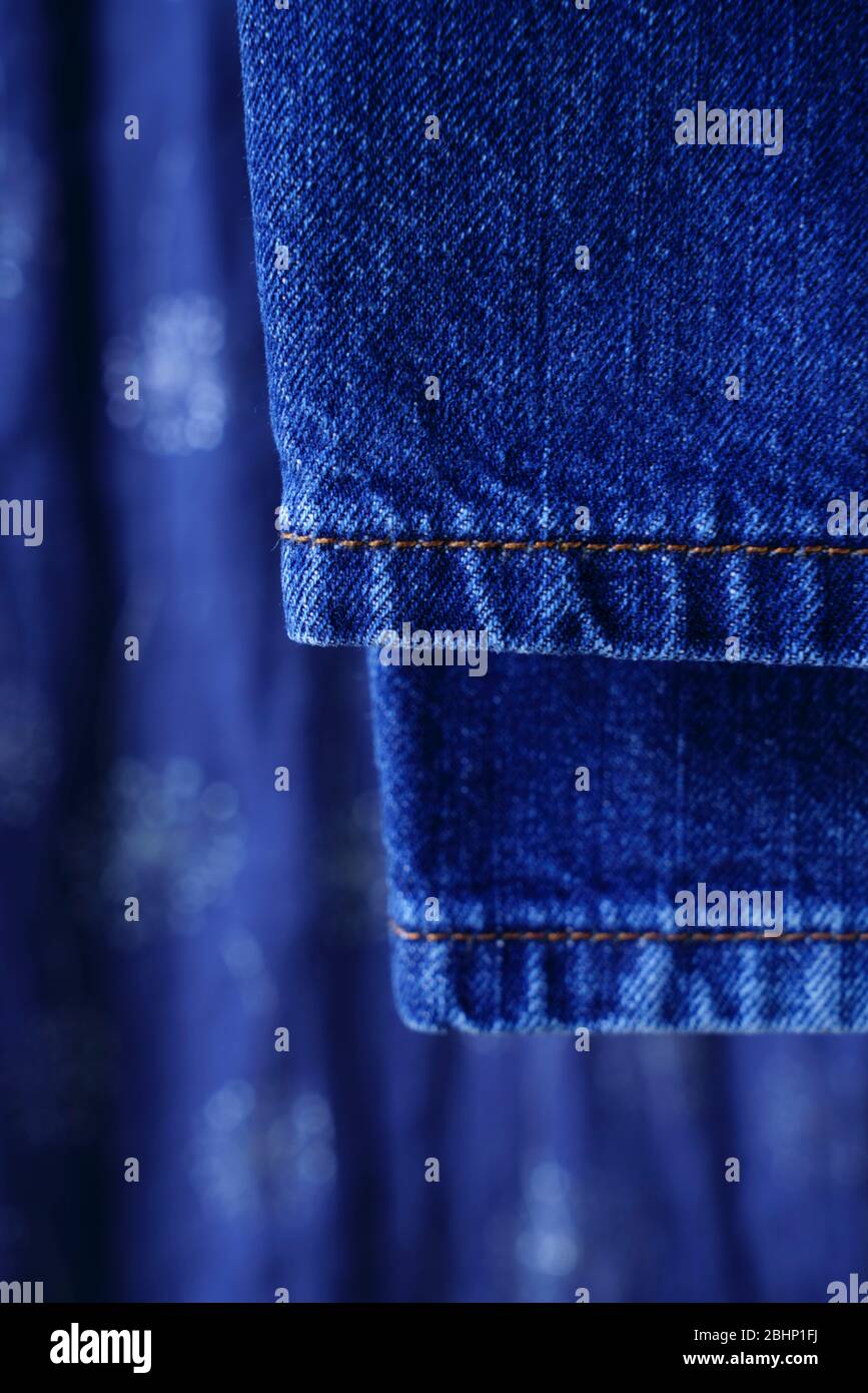 Primo piano dettaglio jeans denim blu con sfondo sfocato. Foto Stock