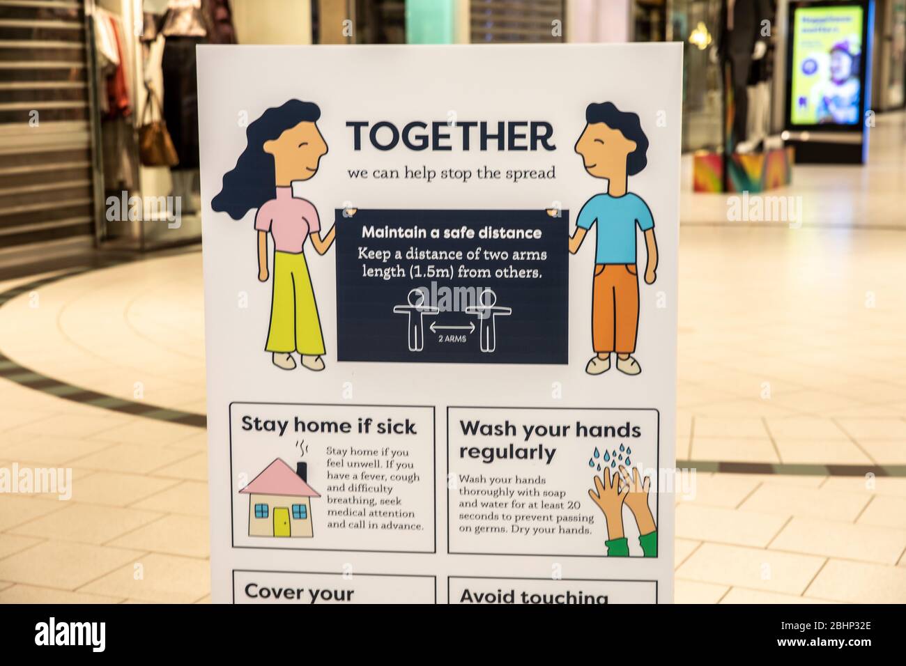 Sydney, Australia. Lunedì 27 aprile 2020. Con gli australiani tenuti a lavorare da casa a meno che non sia possibile farlo, il quartiere centrale degli affari di Sydney rimane in gran parte deserta e priva di lavoratori d'ufficio, poiché i residenti seguono i requisiti per rimanere a casa durante la pandemia COVID-19. Credito Martin Berry/Alamy Live News Foto Stock