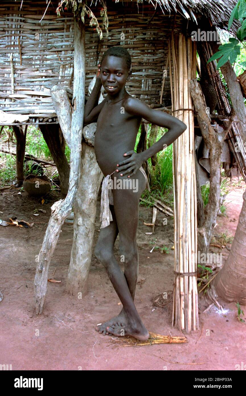 Ragazzo sudanese in un remoto villaggio nel Sudan meridionale, Africa Foto Stock