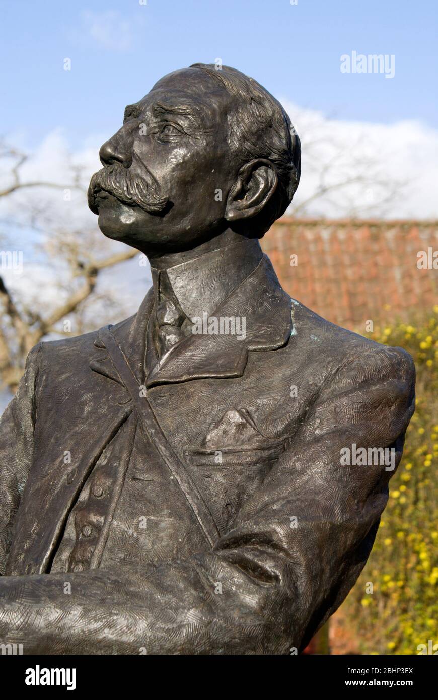 Statua di Sir Edward Elgar di Jemma Pearson, Cathedral Green, Hereford Cathedral, Herefordshire. Foto Stock