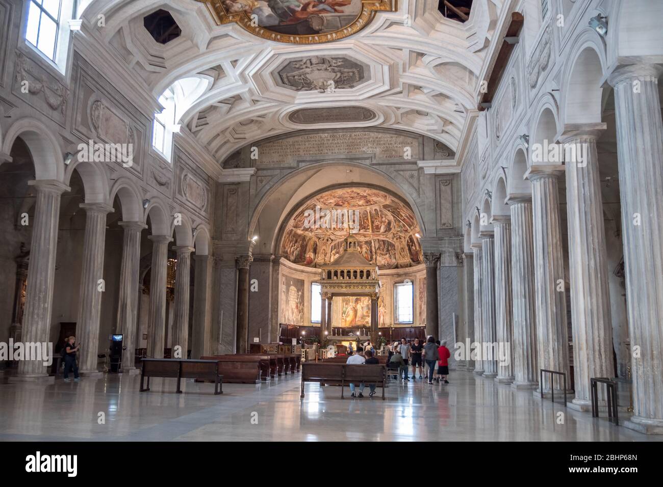 Roma, Italia, maggio 2018: All'interno della chiesa di San Pietro in catene a Roma, chiamata anche Basilica Eudossiana. All'interno c'è una tomba di Giulio II con il famoso Mosè di Michelangelo Foto Stock
