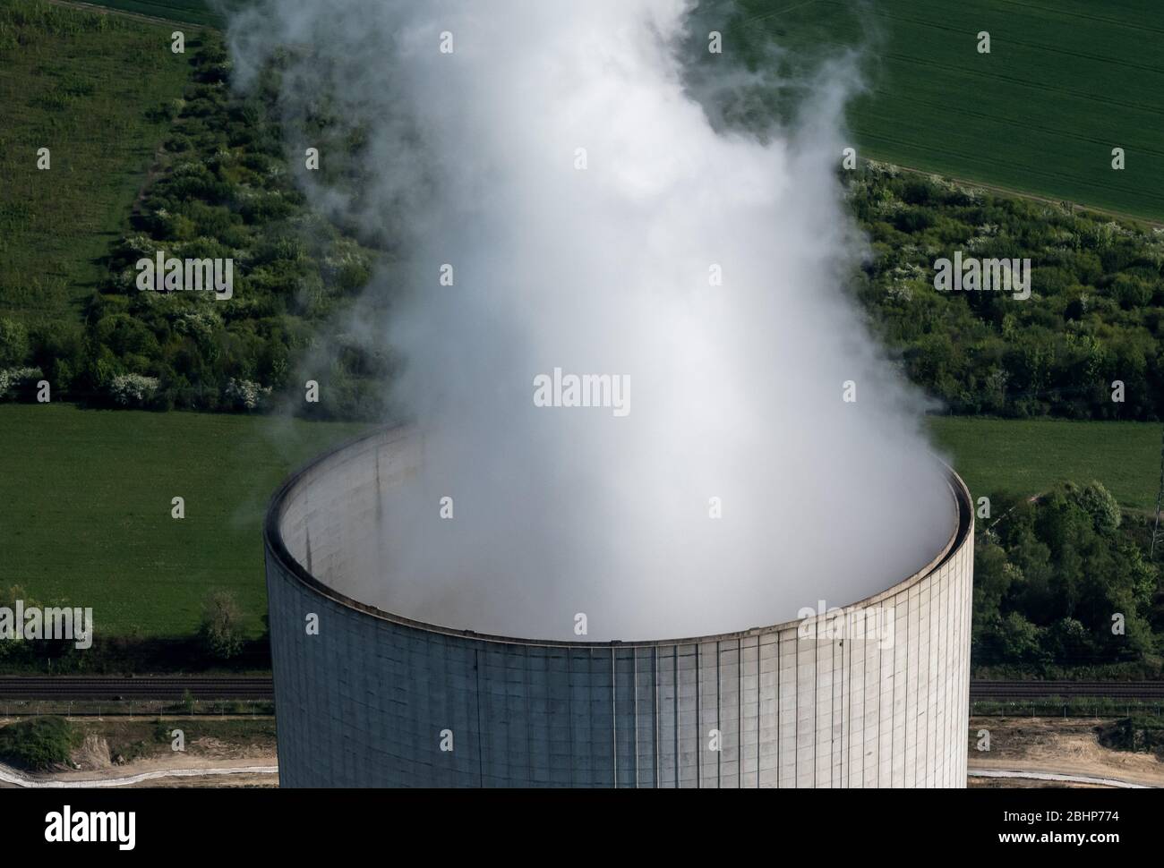 26 aprile 2020, Renania settentrionale-Vestfalia, Datteln: Il vapore sale dalla torre di raffreddamento della centrale a carbone Datteln 4 dell'operatore Uniper. Foto: Bernd Thissen/dpa Foto Stock
