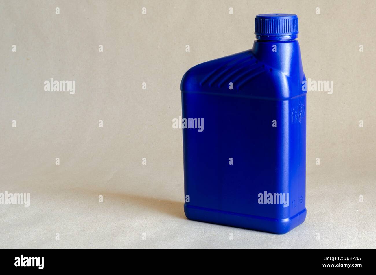 Contenitore in plastica blu con olio per auto. Contenitore in