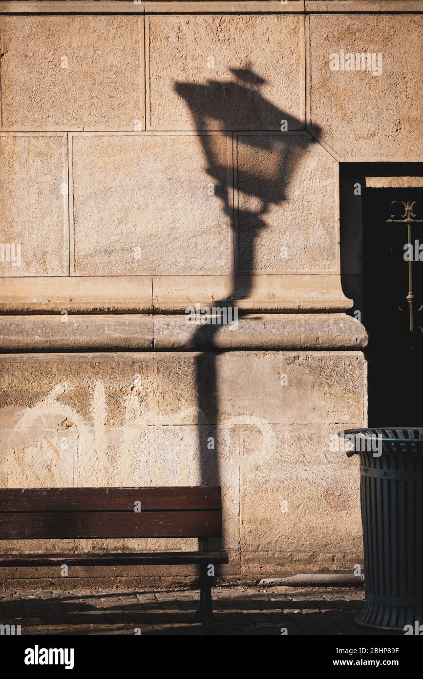 L'ombra di un lampione è colato sulla superficie di un vecchio edificio nel centro di Bucarest. Foto Stock
