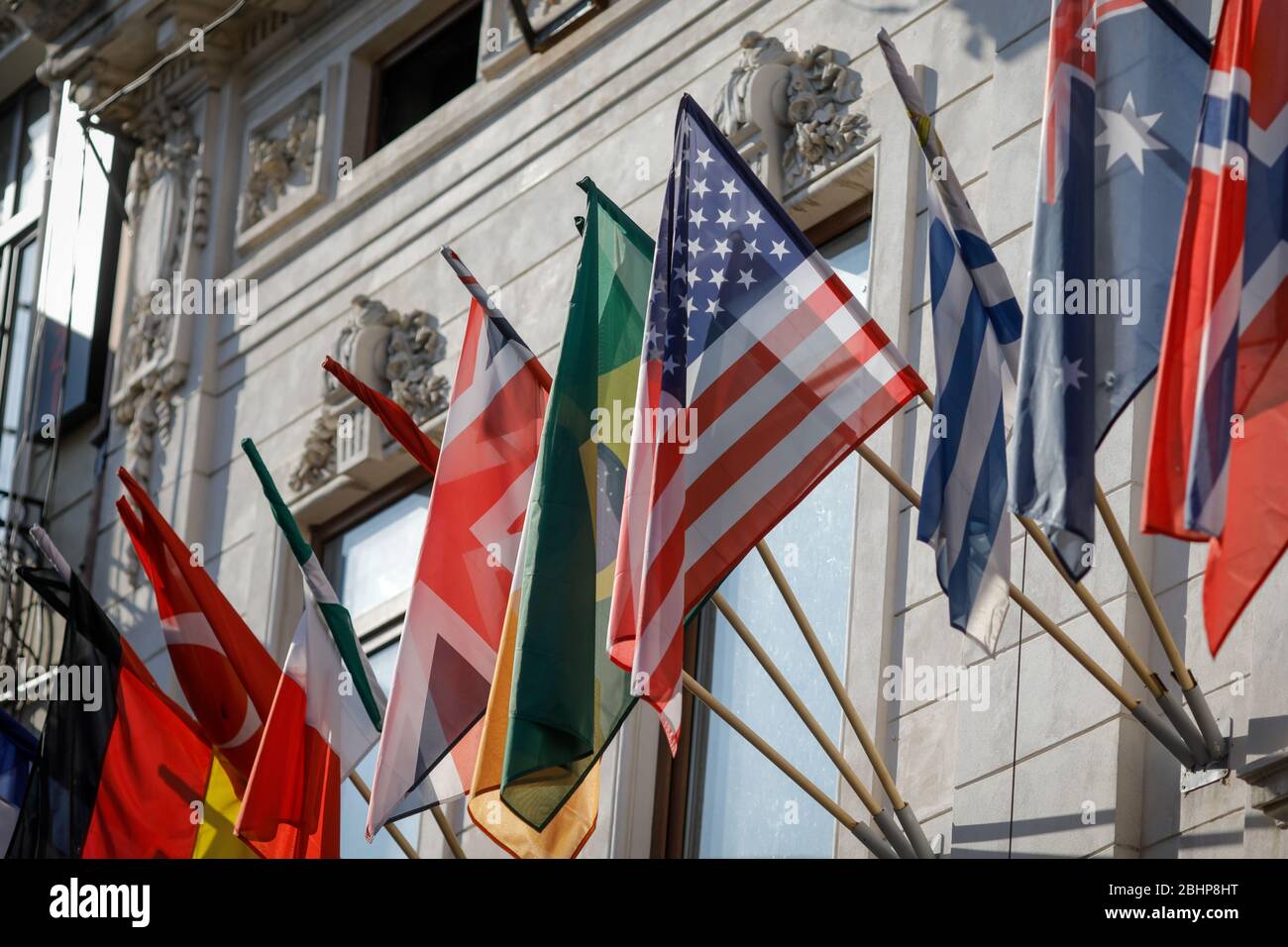Bucarest, Romania - 22 aprile 2020: Varie bandiere nazionali si sono rivolte all'esterno di un hotel chiuso nella città vecchia di Bucarest durante il convid-19. Foto Stock