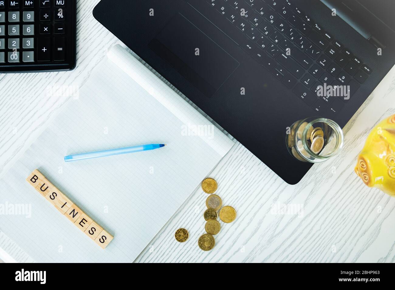 Uno spazio di lavoro per freelance con un notebook in un ufficio domestico, un concetto di apprendimento online o di ufficio remoto, business banking e concetti finanziari. Foc. Selettiva Foto Stock