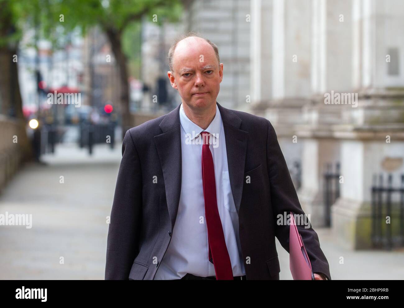 Londra, Regno Unito. 27 aprile 2020. Chris Whitty, Chief Medical Officer e Chief Medical ADVISOR del governo britannico, arriva a Downing Street per una riunione Covid-19 presieduta da Boris Johnson. Credit: Mark Thomas/Alamy Live News Foto Stock