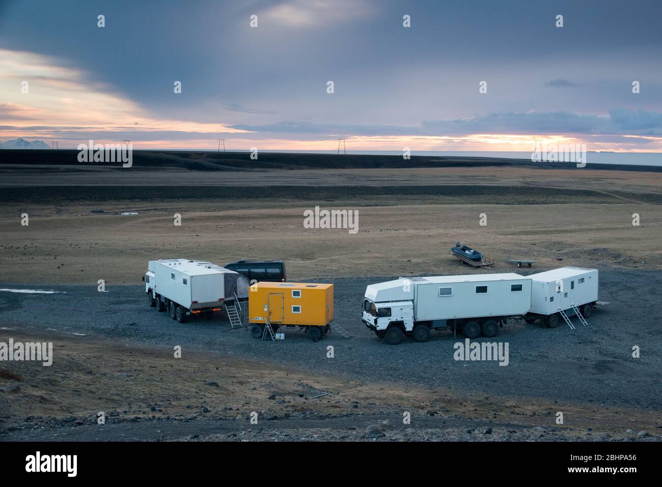 Il 'hotel in viaggio' si è accampato per la notte al Lago Glacier di Jökulsárlón, Islanda Foto Stock