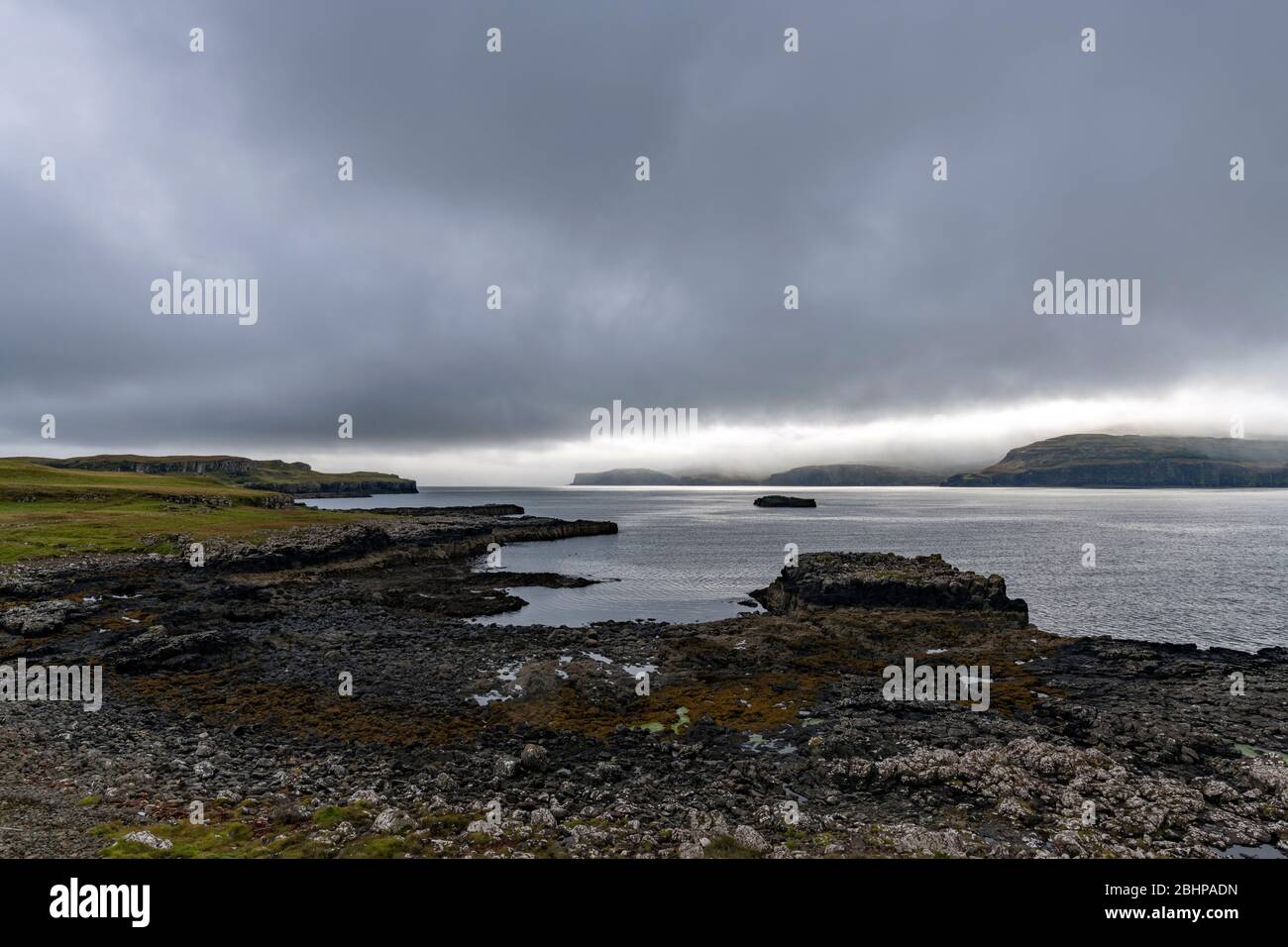 Luce al bordo delle nuvole sulla costa frastagliata dell'isola di Skye in Scozia Foto Stock