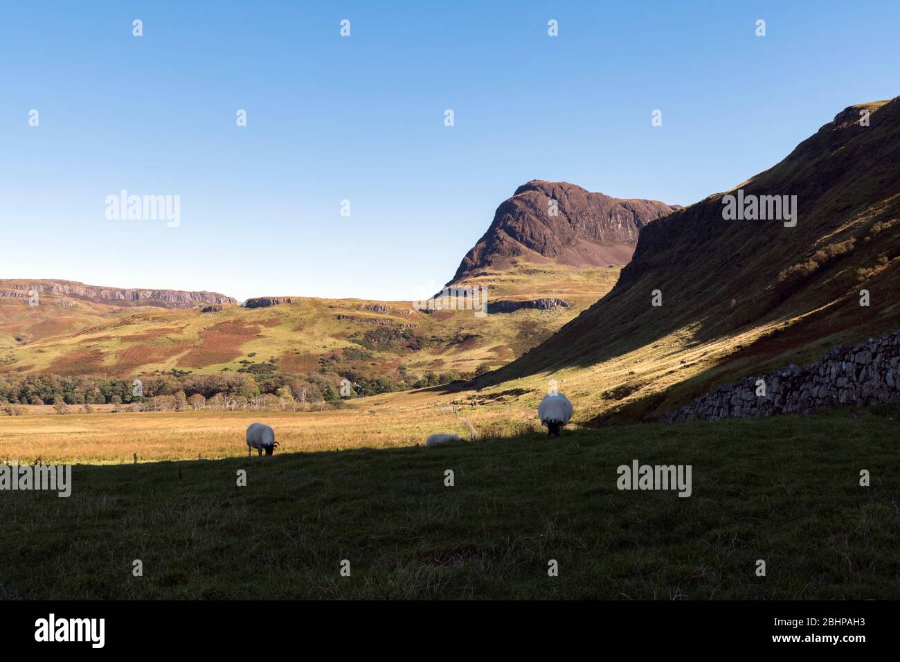 Preshal Mor vicino alla baia di Talisker sull'isola di Skye in Scozia Foto Stock