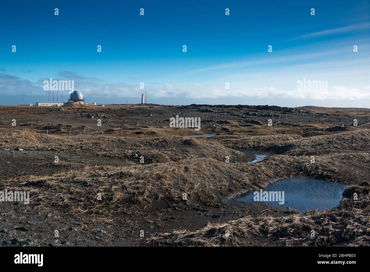 Faro e stazione radar di Stokksnes a Vestrahorn, nell'Islanda orientale Foto Stock