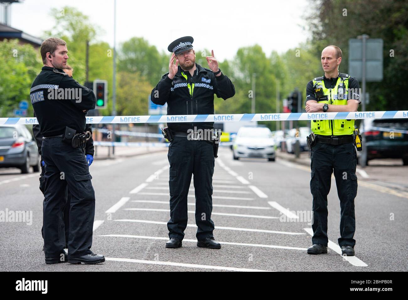 Uomo di polizia un cordone vicino ad una proprietà in Birmingham Road, West Bromwich, dove un uomo di 53 anni si è barricato dentro dopo che la polizia di West Midlands è stata chiamata a notizie di armi da fuoco la domenica sera. Foto Stock