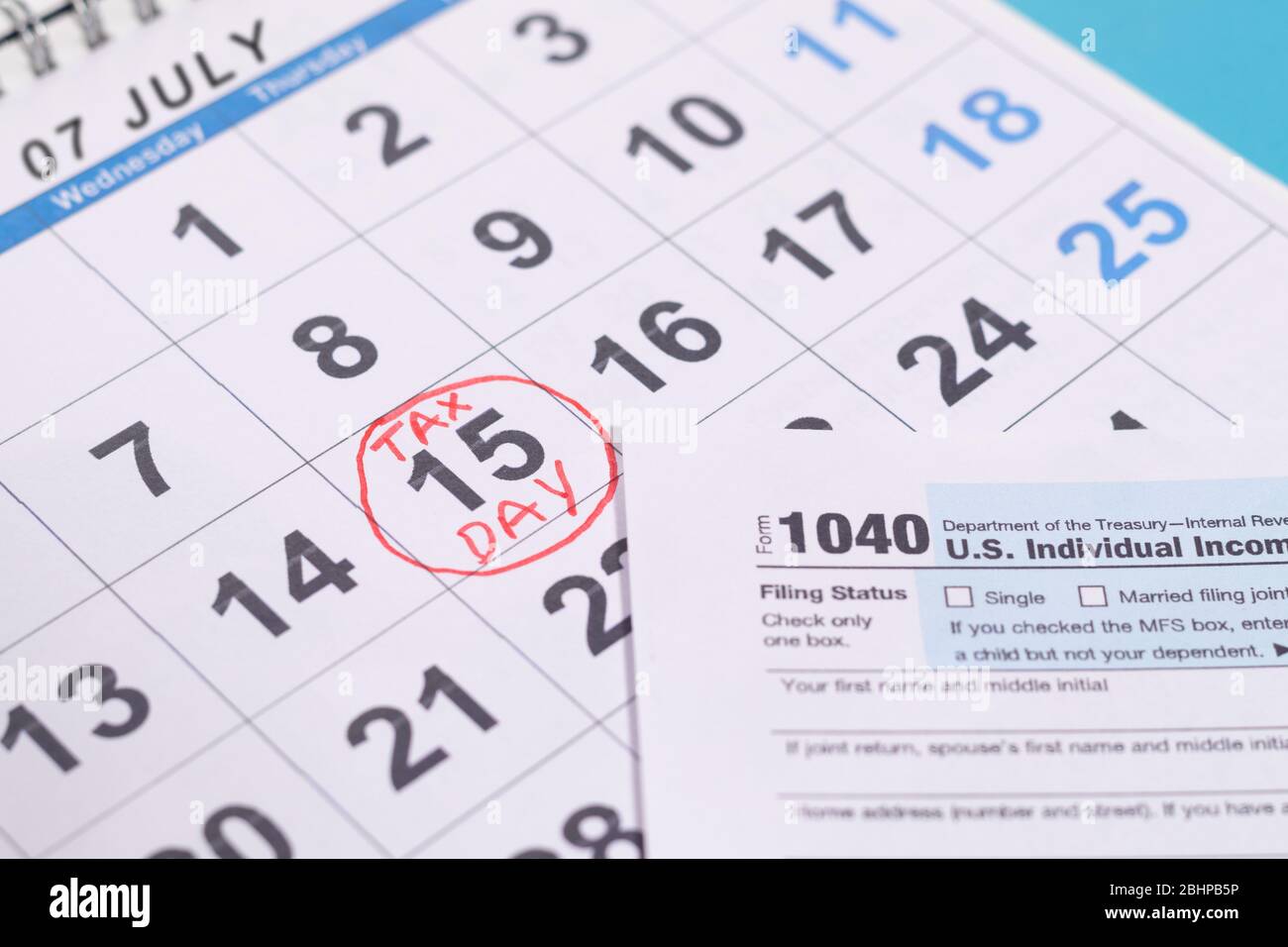 15 luglio contrassegnato come giorno fiscale sul calendario con Tax from - concetto di file modulo fiscale prima della scadenza 15 luglio Foto Stock