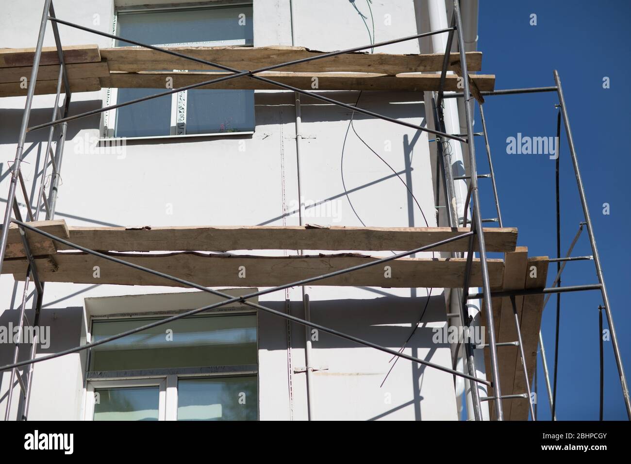 Impalcature su edificio in città Foto Stock