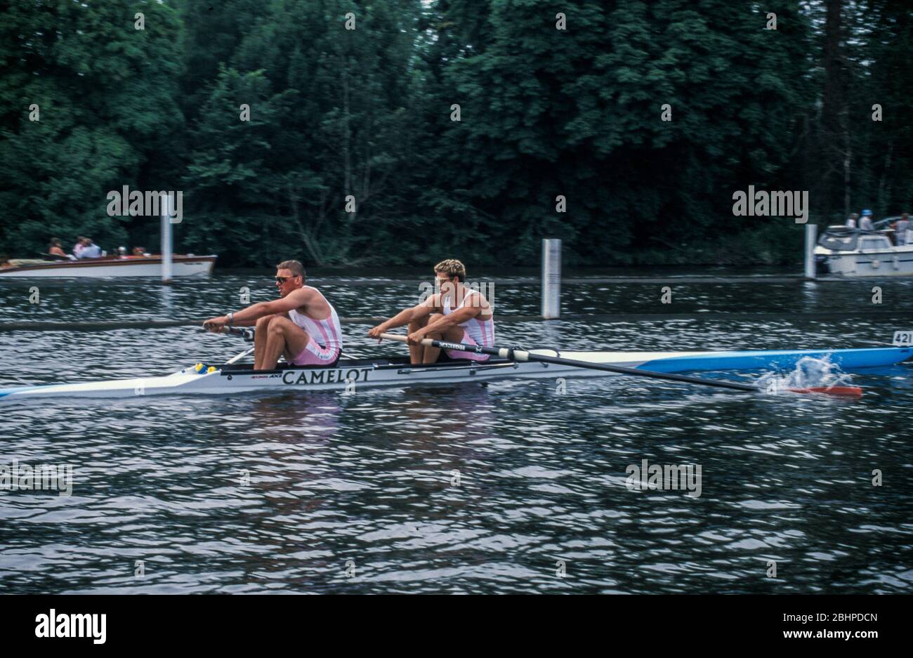 I vogatori britannici Matthew Pinsent e James Cracknell, entrambi campioni olimpici d'oro e campioni del mondo, gareggiano alla Henley Regatta in coppia nella gara dei Goblets nel 2001 Foto Stock