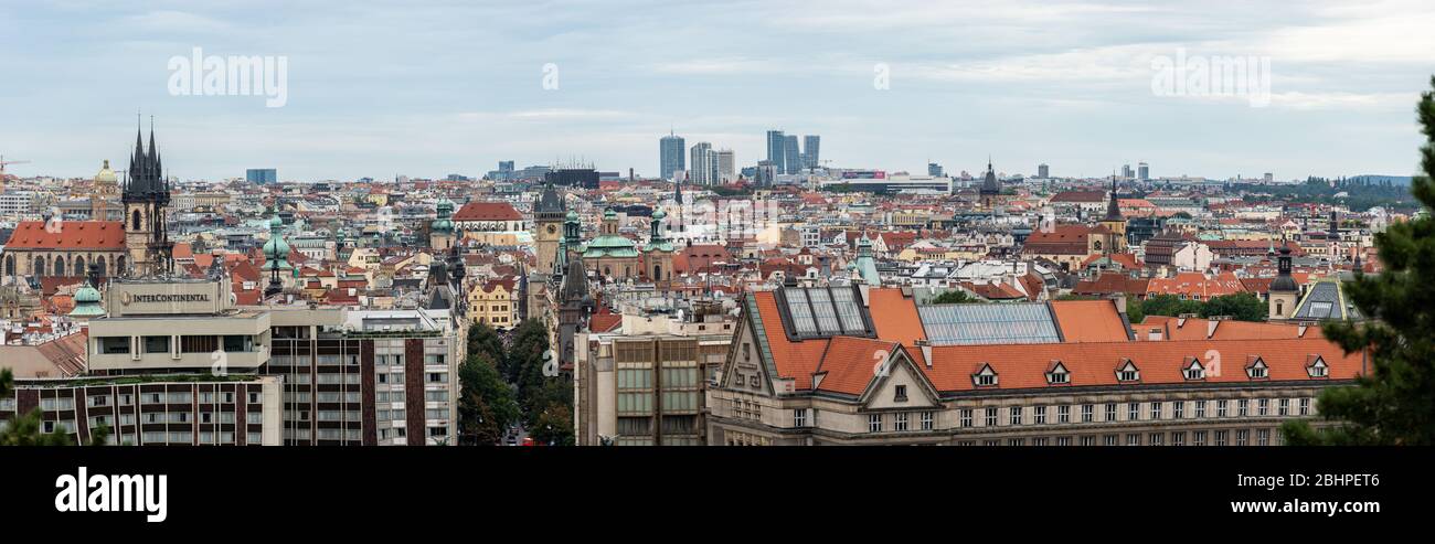Il panorama di Praga. Il panorama urbano del campidoglio della Repubblica Ceca in una giornata di sole. La vista dettagliata della parte moderna e vecchia della città con tradizionale Foto Stock