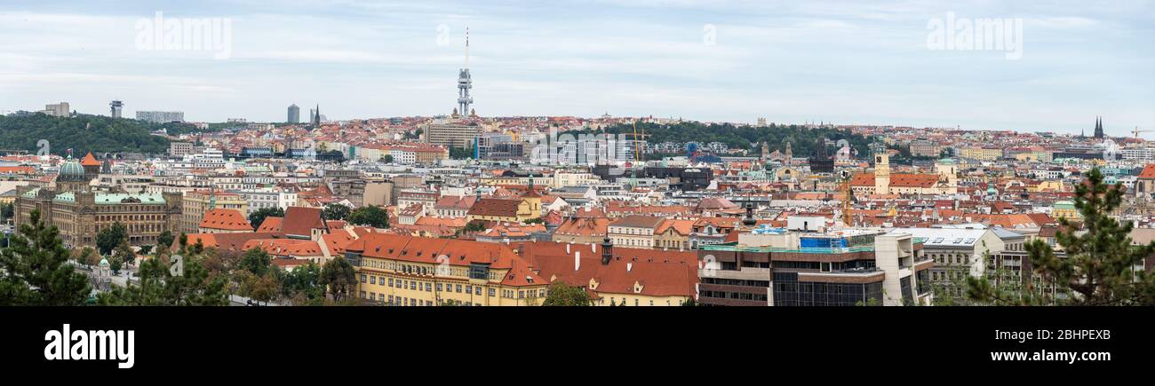 Il panorama di Praga. Il panorama urbano del campidoglio della Repubblica Ceca in una giornata di sole. La vista dettagliata della parte moderna e vecchia della città con tradizionale Foto Stock