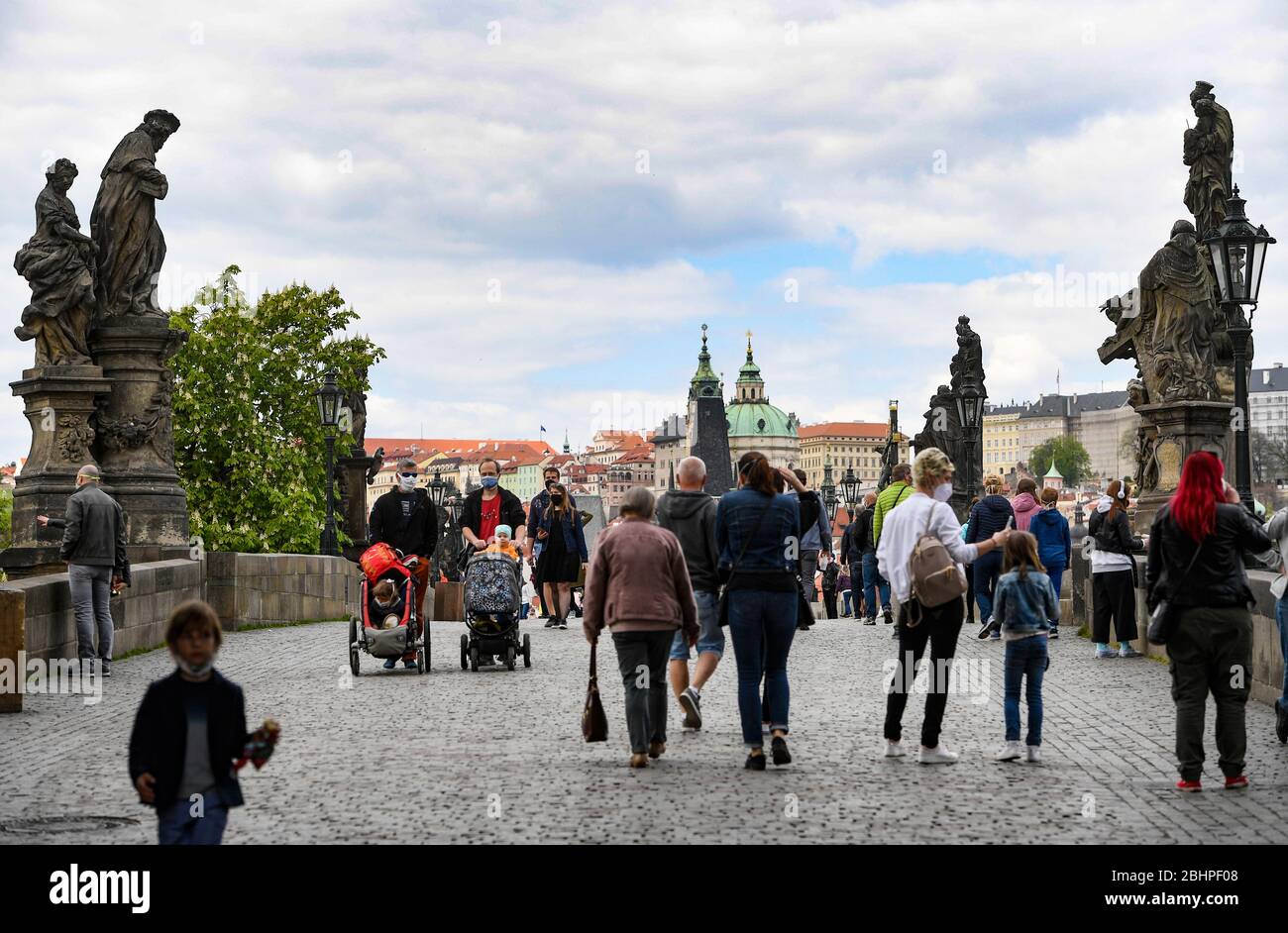 Praga, Repubblica Ceca. 26 aprile 2020. L'alleggerimento delle restrizioni governative relative al coronavirus ha attirato un gran numero di persone a camminare sul Ponte Carlo a Praga, Repubblica Ceca, il 26 aprile 2020. Credit: Roman Vondrous/CTK Photo/Alamy Live News Foto Stock