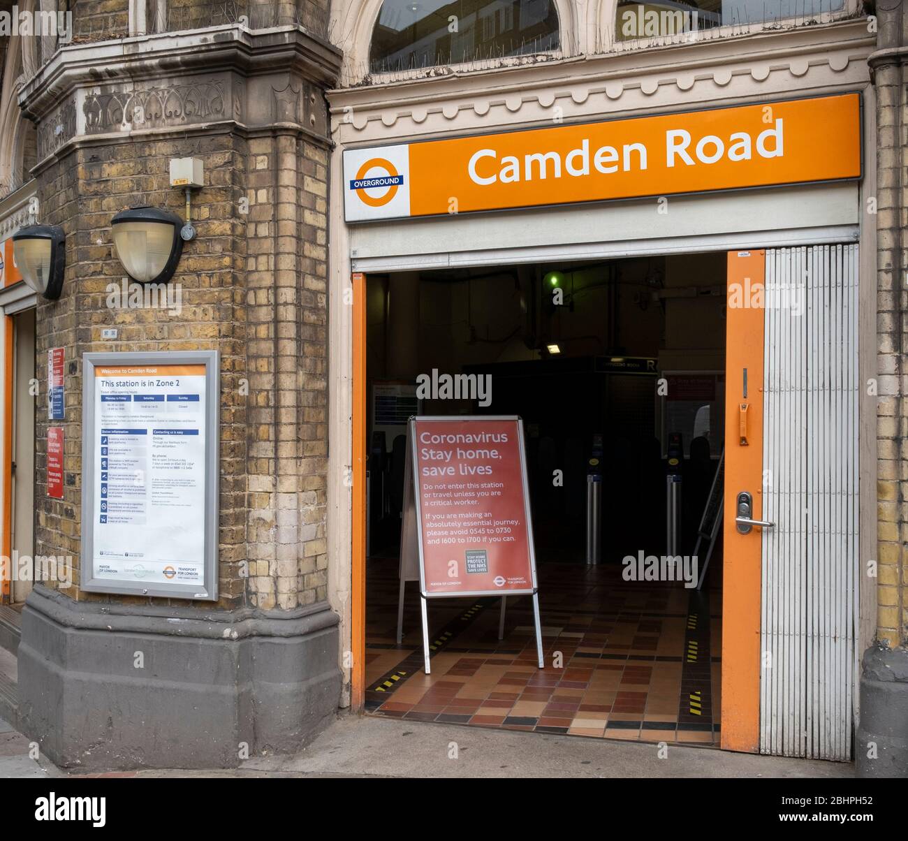 London Lockdown: Solo avvisi di viaggio essenziali alla stazione Camden Road London Overground di Camden Town che esortano le persone a rimanere a casa durante la pandemia Foto Stock