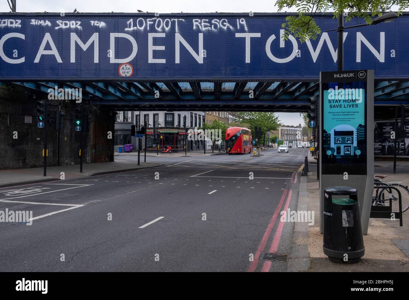 Londra Lockdown: Camden Town, i cartelli indicano che il pubblico deve rimanere a casa durante la pandemia di Coronavirus nel Regno Unito Foto Stock